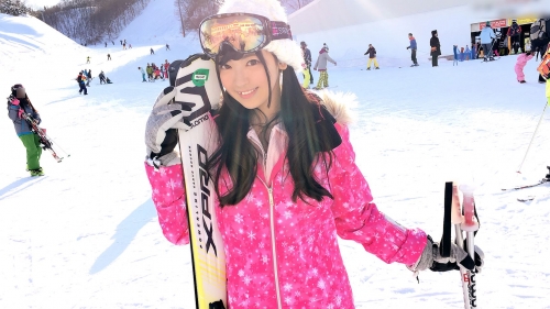 【三次】湯沢のスキー場でロリ可愛い20歳の女の子をナンパGET！従順で何でも言うこと聞くので濃厚セックスしてやったハメ撮りエロ画像・3枚目